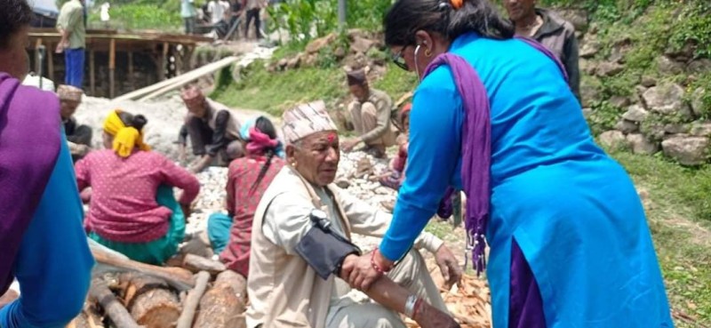 बित्थडचिरमा जेष्ठ नागरिकसँग अध्यक्ष स्वास्थ्य उपचार तथा परामर्श कार्यक्रम सुरु, घरमै गएर सेवा दिइदै