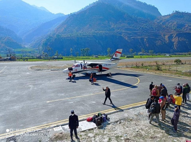 जयपृथ्वी राजमार्ग पुनर्निर्माणमा शकस: वर्षायाममा बझाङवासीलाई समिट एअरको आश, समिट एअरलाई मौसमको त्रास 