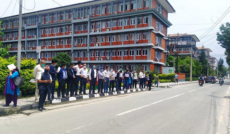 सिंहदरबारभित्र नायब सुब्बाको प्रदर्शन